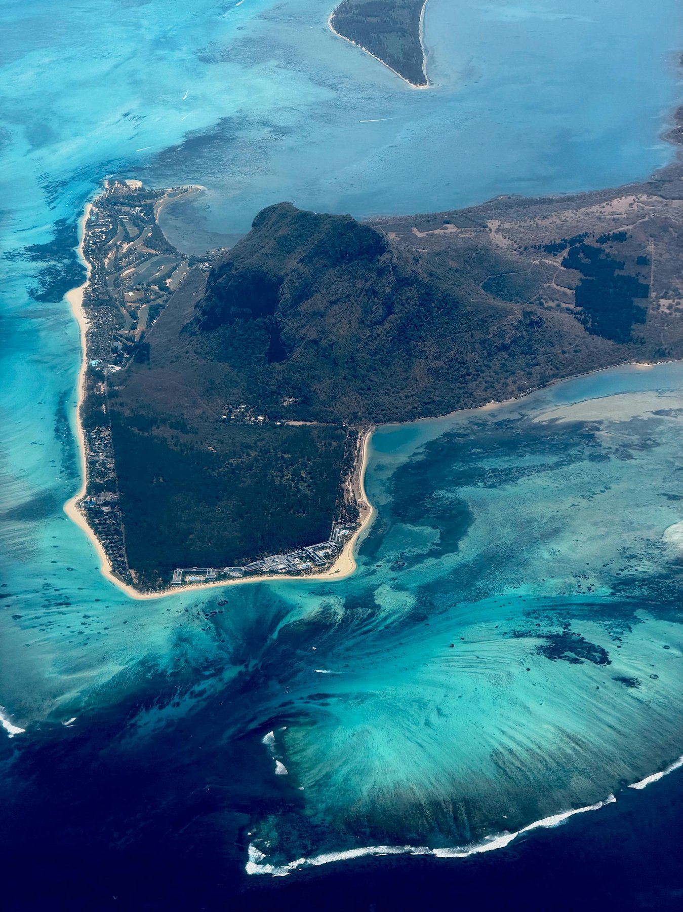 Vue aérienne du lagon de l'Île Maurice — Le Morne et illusion de cascade sous-marine